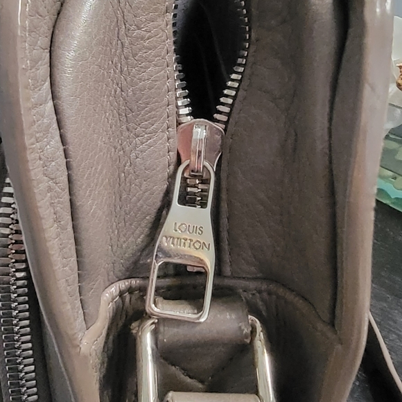 Louis Vuitton Messenger Bag - Picture 5 of 9